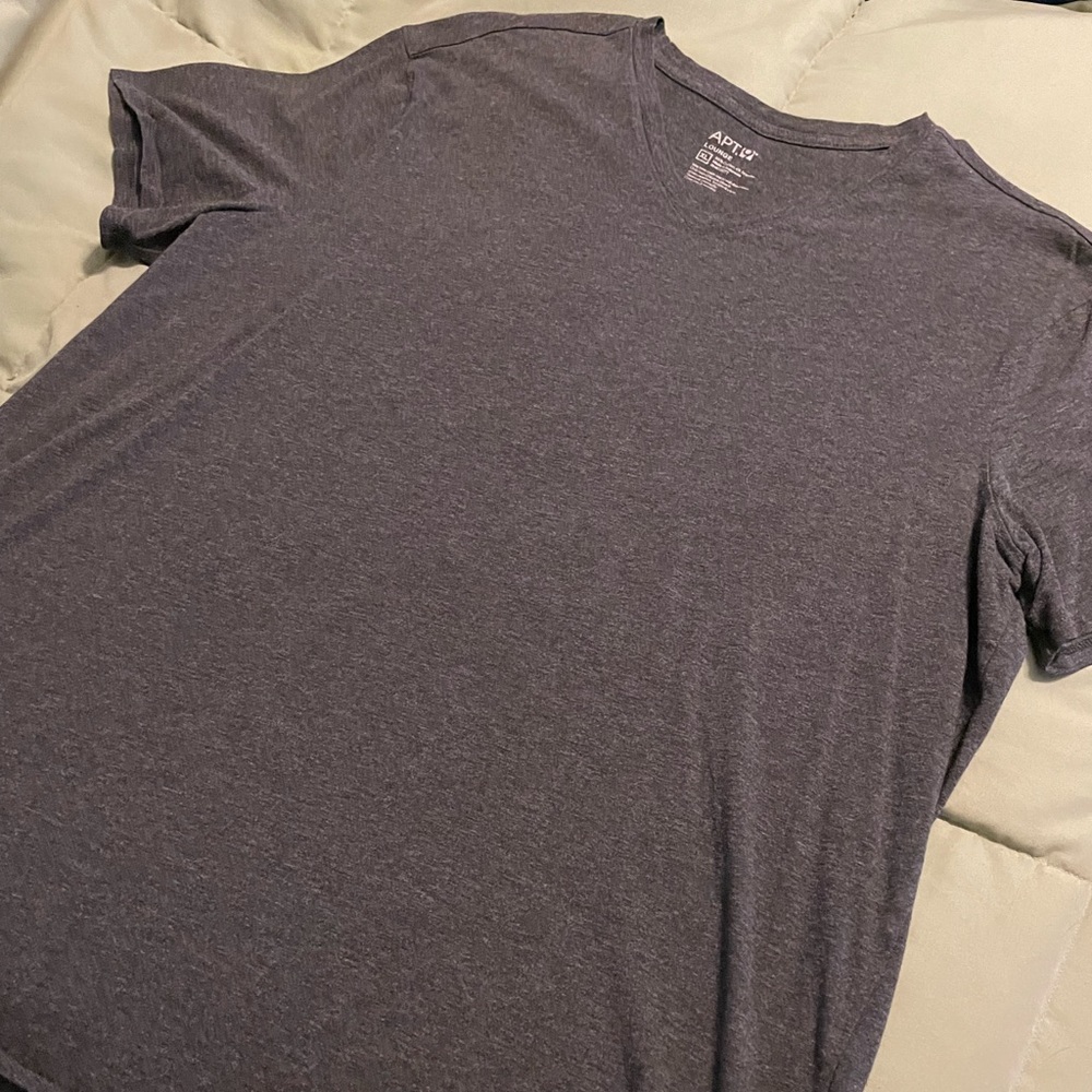 APT 9 Men’s V-Neck Gray T-Shirt. Size XL, FITS LIKE A LARGE.